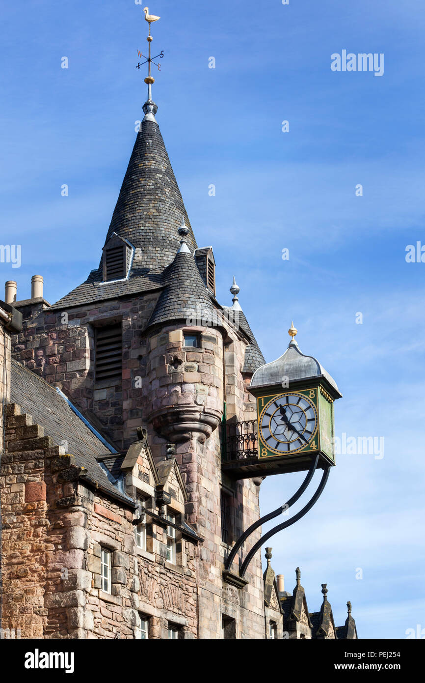 Gebäude mit Uhr auf der Royal Mile im Zentrum der Altstadt von Edinburgh Stockfoto