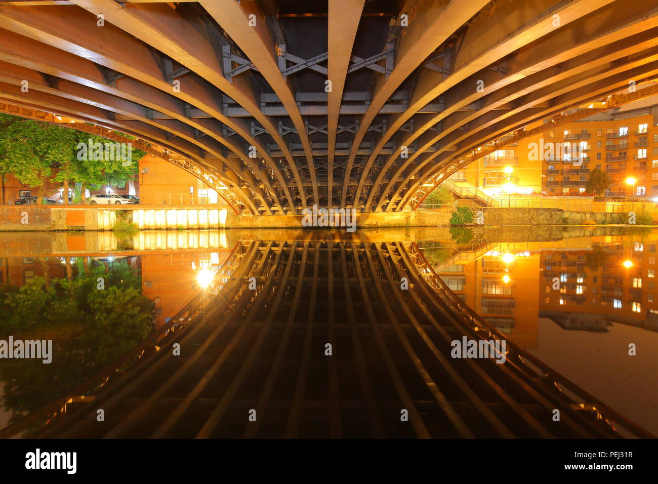 Unter Crown Point Bridge in Leeds, überspannt den Fluss Aire und durch die Victorians gebaut Stockfoto