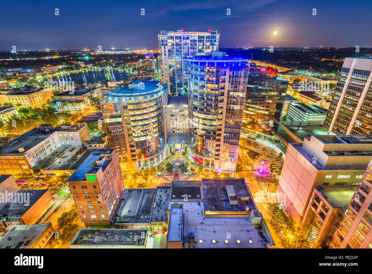 Orlando, Florida, USA Antenne Stadtbild zum Lake Eola in der Abenddämmerung. Stockfoto