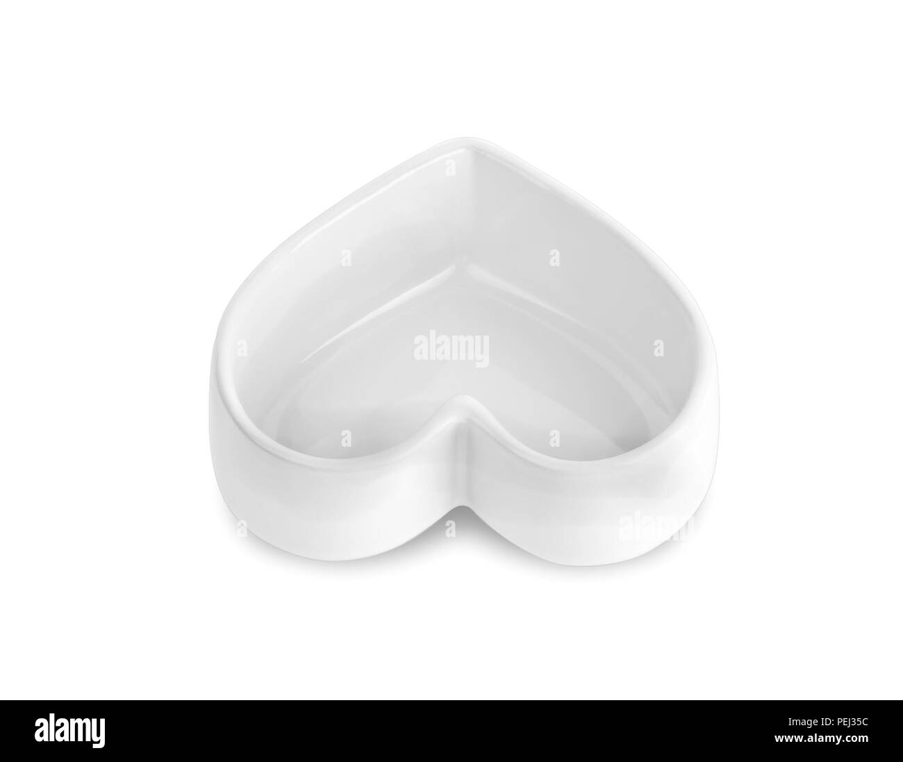 Weißen herzförmigen Keramik Schalen auf weißem Hintergrund Stockfoto