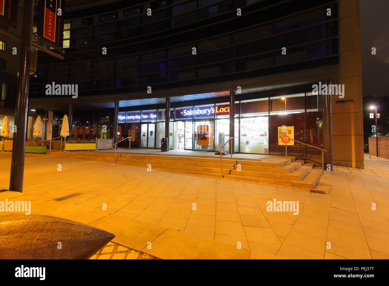 Sainsbury's Local Store unter Brewery Wharf Leeds Stockfoto