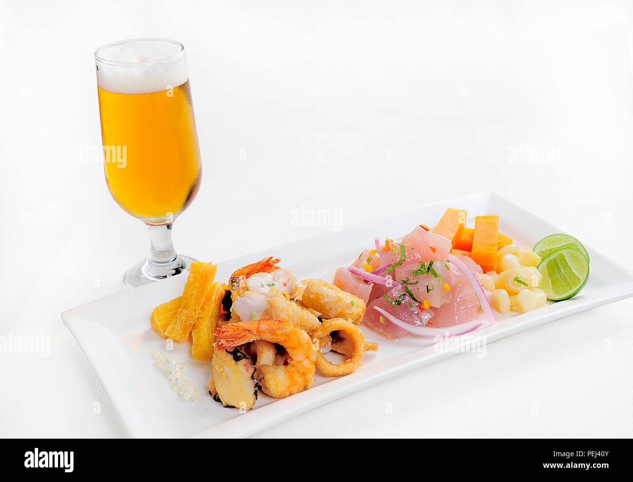 Peruanisches Essen Chicharrones de Pescado mit Ceviche cebiche Stockfotografie Alamy
