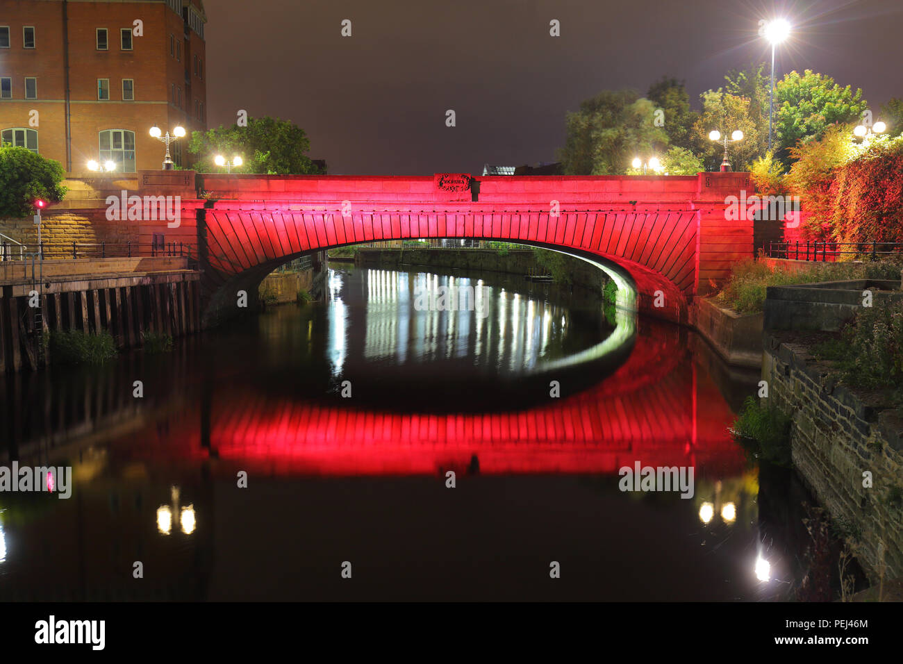 Die Brücke auf Neville Street in Leeds über den Fluss Aire, die nachts beleuchtet wird Stockfoto