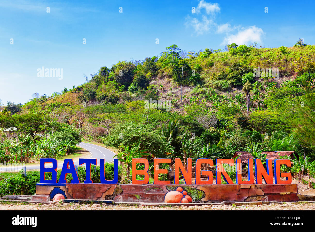 Ost Java, Indonesien - 10. Juli 2018: Pantai Batu Bengkung Meer Strand und Freizeit park Eingang Schild. Beliebter Ort für Familie Holi zu besuchen Stockfoto