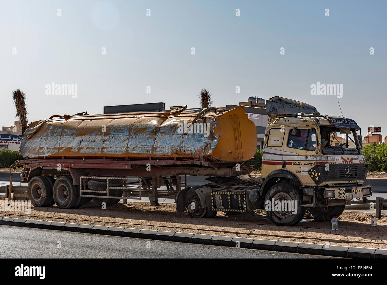 Tankwagen, die auf einer Autobahn rollte Warten entfernt auf der nördlichen Ringstraße in Riad, Saudi Arabien gezogen zu werden. Stockfoto