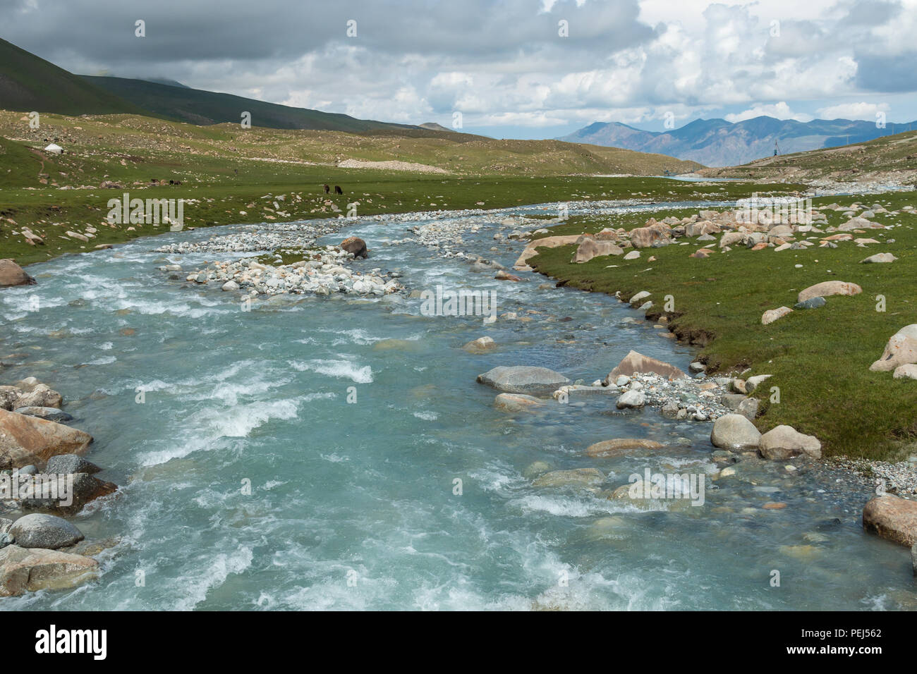 Blick auf die bergige Landschaft und Landschaft auf einem beliebten touristischen Wanderung zum Gletscher in der Nähe von Bokonbayevo, Kirgisistan. Stockfoto