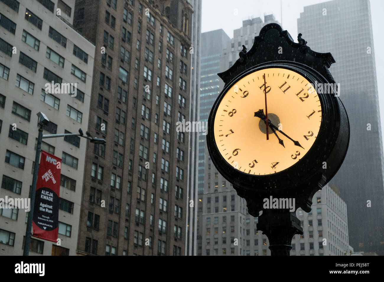 Rotierende Uhr Installation von Alicja Kwade am südlichen Ende des Central Park Stockfoto