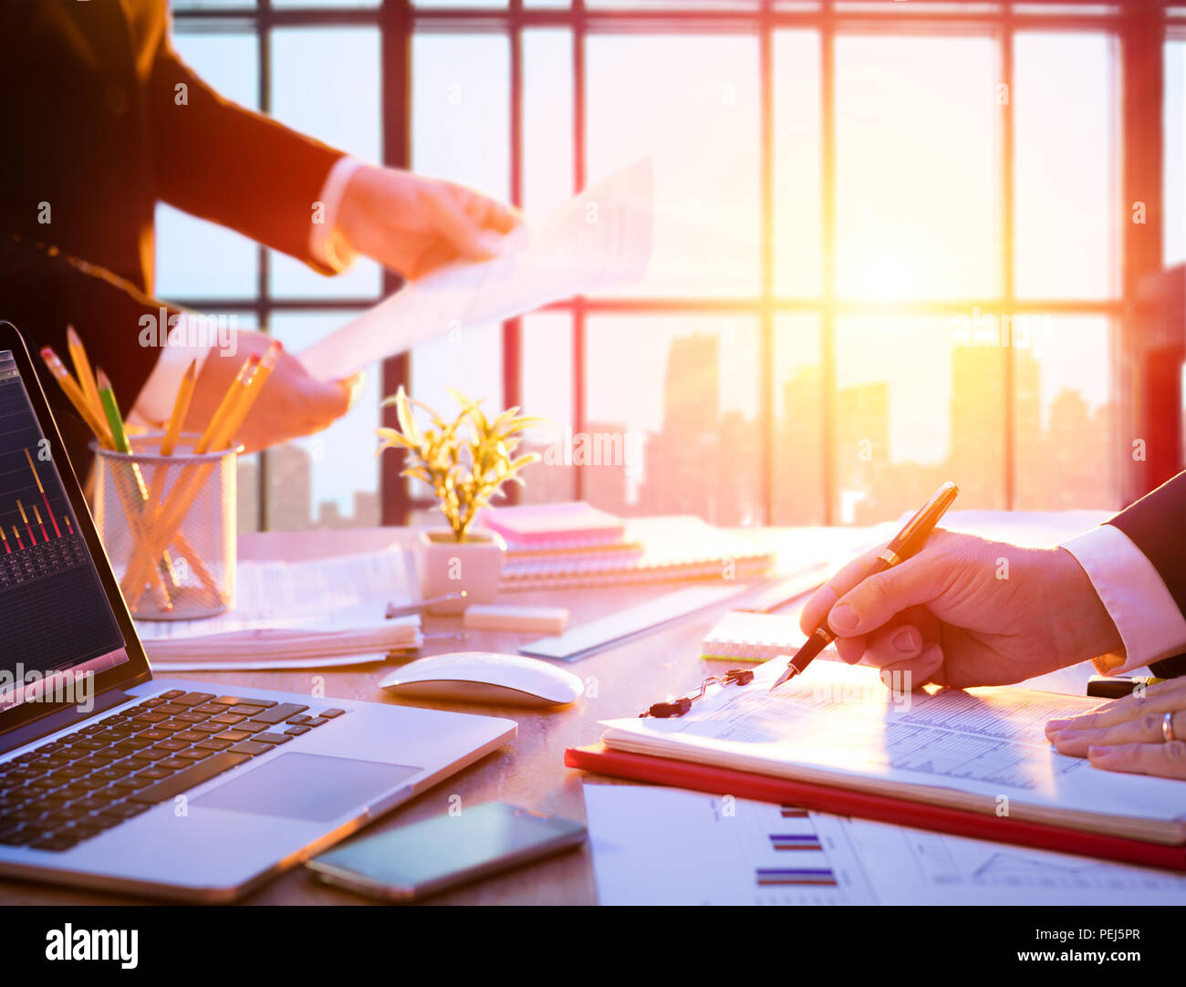 Arbeitsplatz mit Manager bei der Arbeit - im Büro Stockfoto