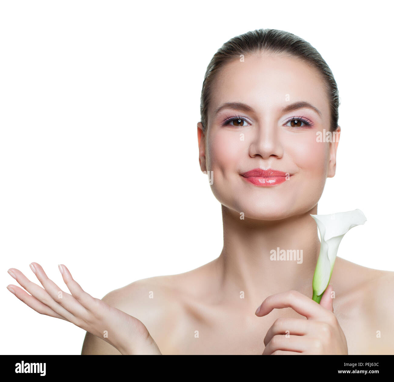 Gesunde Frau mit Blumen und leere Speicherplatz auf der offenen Hand auf weißem Hintergrund. Präsentieren Sie ihr Produkt Stockfoto