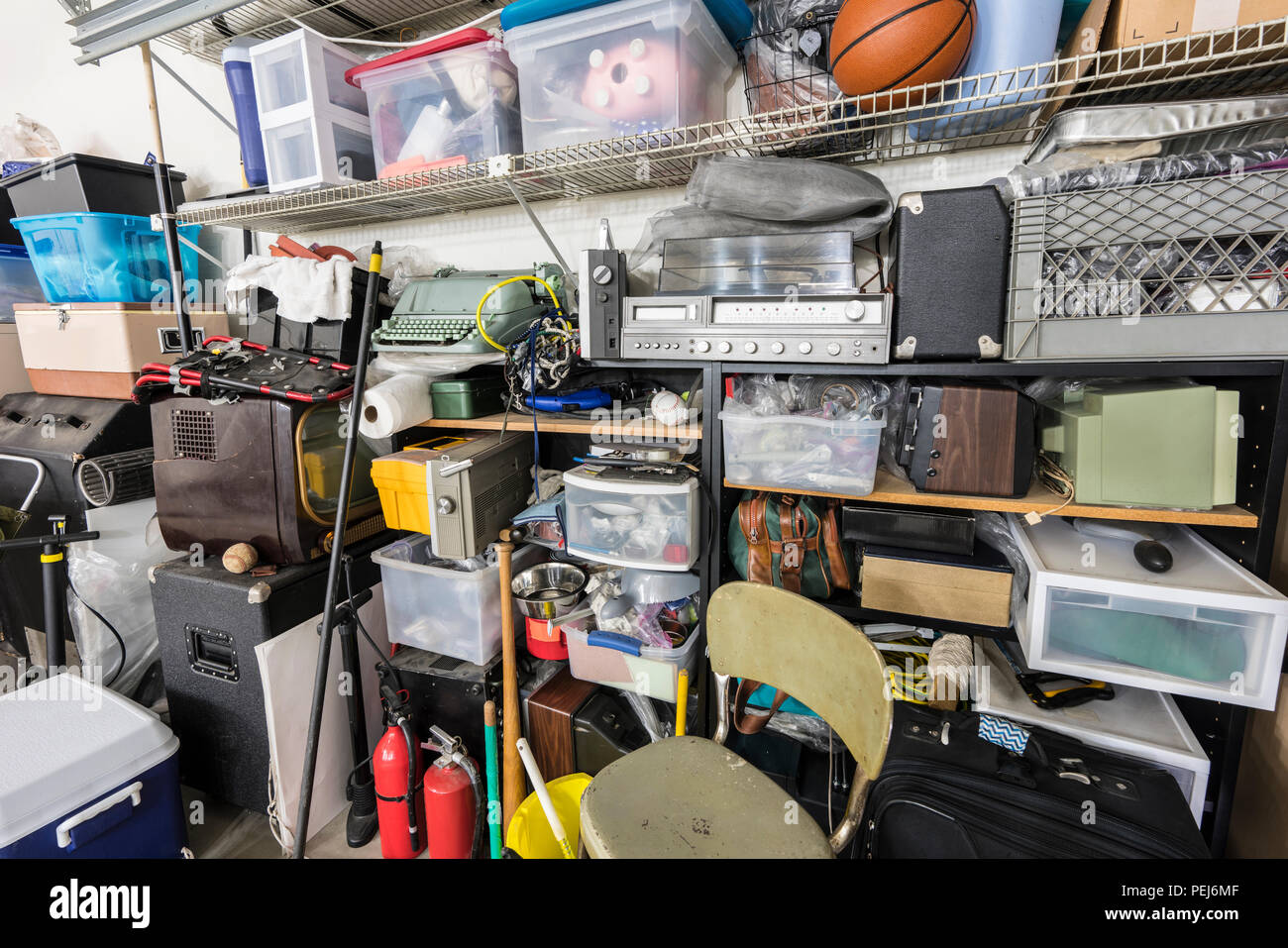 Volle Regale von Vintage Electronics, Boxen und Sportgeräte im typischen S-Garage. Stockfoto