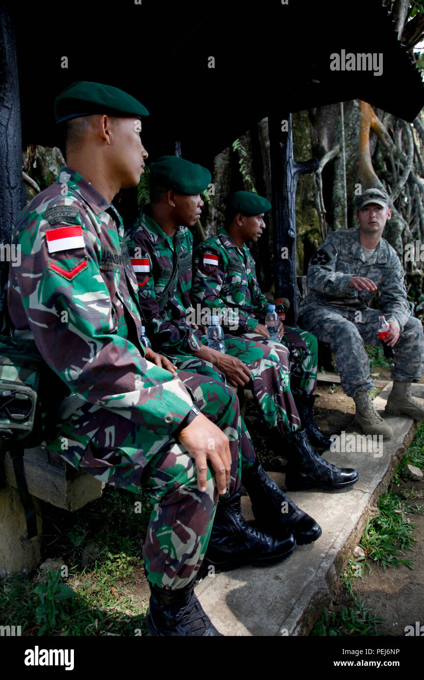 Us-Armee Soldat Staff Sgt. Sean Connley spricht mit der Indonesischen Beseitigung von Explosivstoffen Team in Sukabumi, Indonesien, 23.08.2015. Garuda Shield ist eine regelmäßig geplante bilaterale Übung gefördert von U.S. Army Pacific und jährlich bewirtet durch die Tentara Nasional Indonesia (TNI-indonesischen Streitkräfte) konzentrierte sich auf weitere Beziehungen zwischen der US-Armee und die indonesischen Streitkräfte zu verbessern. (Us-Foto von SPC. Jordan Talbot/Freigegeben) Stockfoto