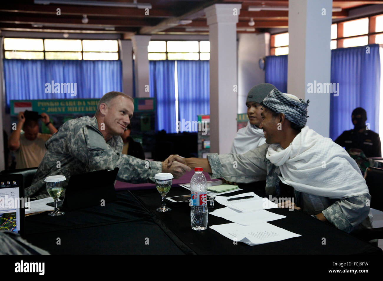 Us-Armee Soldaten von der Pennsylvania National Guard, 3. Brigade Combat Team, 25 Infanterie Division, und Mitgliedern der indonesischen Streitkräfte nehmen an Garuda Schirm am Selabintana Conference Resort in Sukabumi, Indonesien, Nov. 24, 2015. Garuda Shield ist eine regelmäßig geplante bilaterale Übung gefördert von U.S. Army Pacific und bewirtet durch die Tentara Nasional Indonesia (TNI-indonesischen Streitkräfte) konzentrierte sich auf weitere Beziehungen zwischen der US-Armee und die indonesischen Streitkräfte zu verbessern. (U.S. Armee Foto von SPC. Jordan Talbot/Freigegeben) Stockfoto