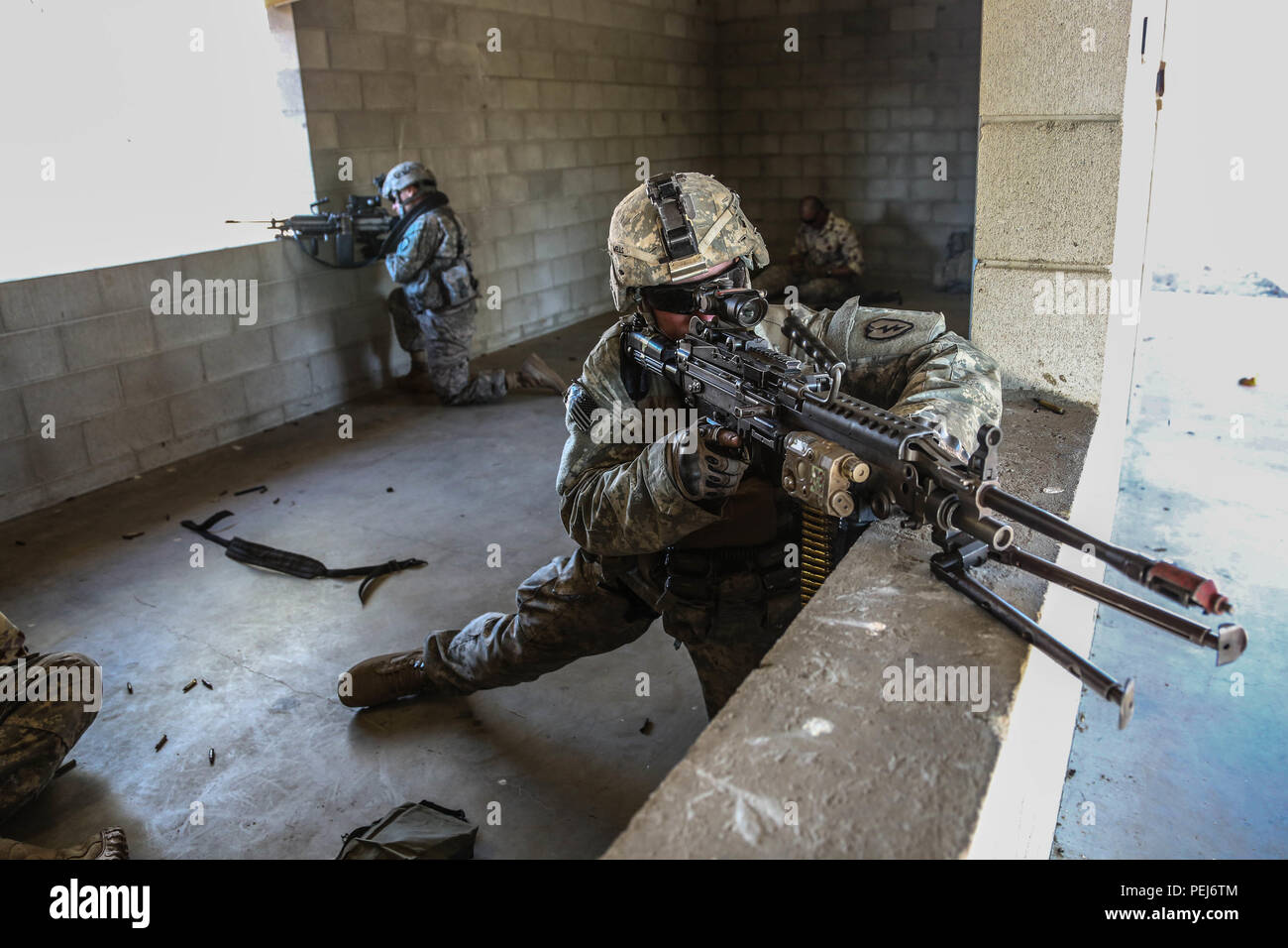 Us-Armee Soldaten aus Bravo Company, 2-27 th Bataillon, 25 Infanterie Division, klar ein Gebäude während der Übung Pacific Pathways in Townsville, Queensland, Australien, August 7, 2015. Pacific Wege gibt Soldaten die Möglichkeit zu trainieren und Beziehungen mit ausländischen Nationen bauen. (U.S. Armee Foto von SPC. Jordan Talbot/Freigegeben) Stockfoto