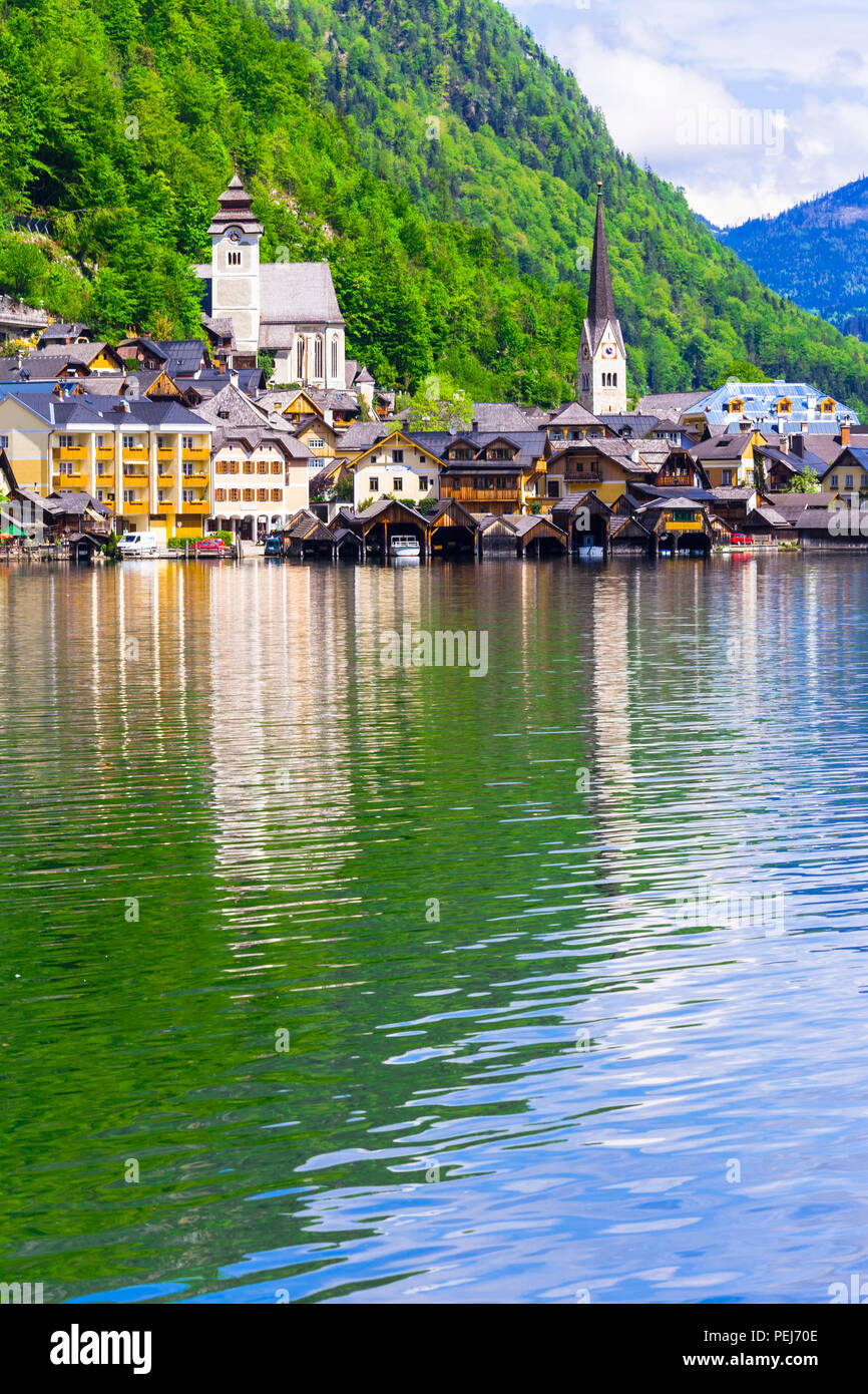 Schönen Hallstatt Dorf, mit Blick auf den See und die traditionellen Häuser, Österreich. Stockfoto