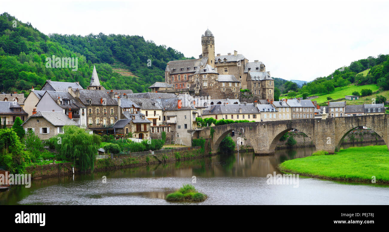 Schöne Estaing und Blick auf das Dorf mit alten Schloss und Häuser, Frankreich. Stockfoto
