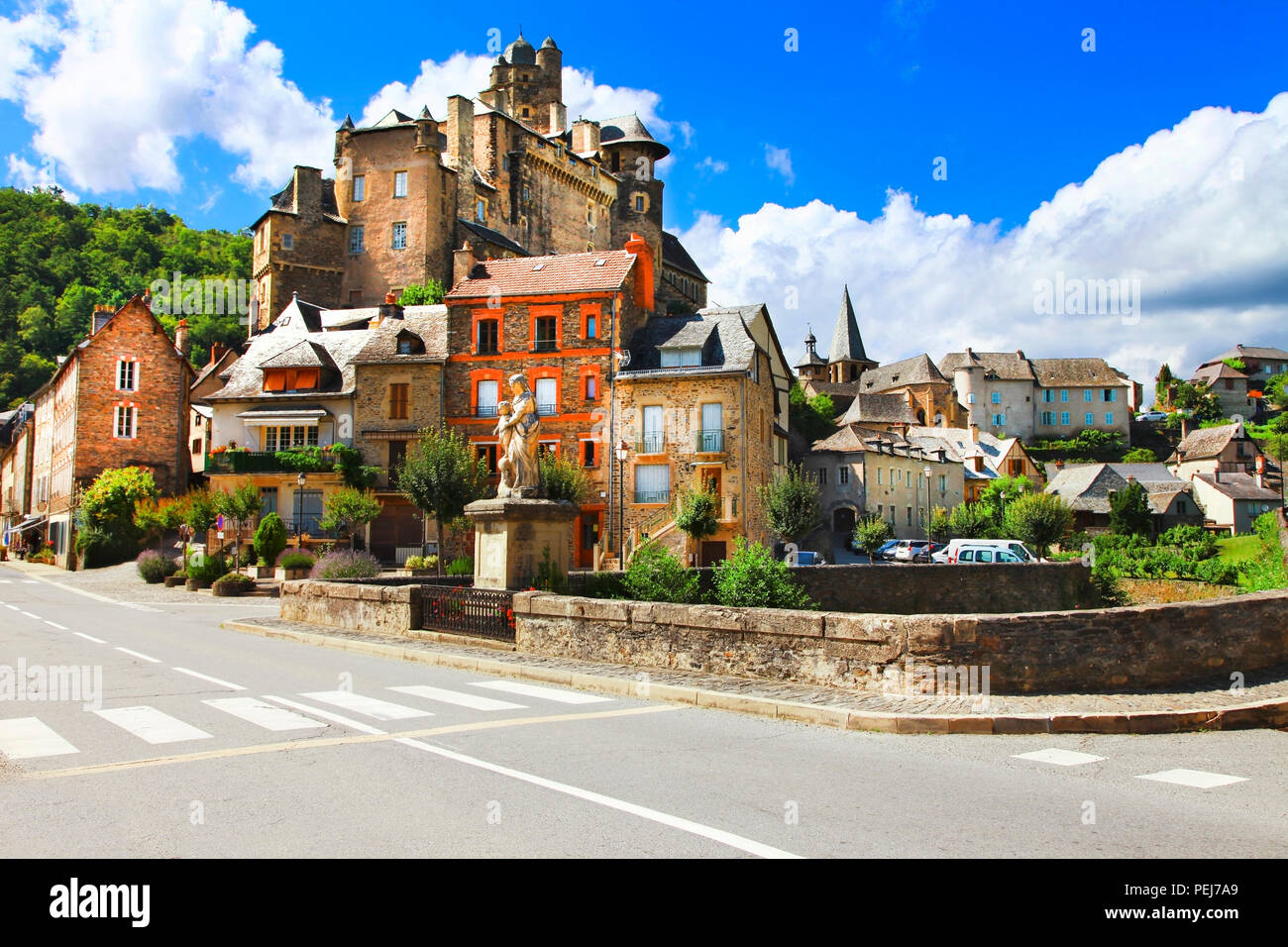 Schöne Estaing Dorf, Ansicht mit alten Burg und Häuser, Frankreich. Stockfoto