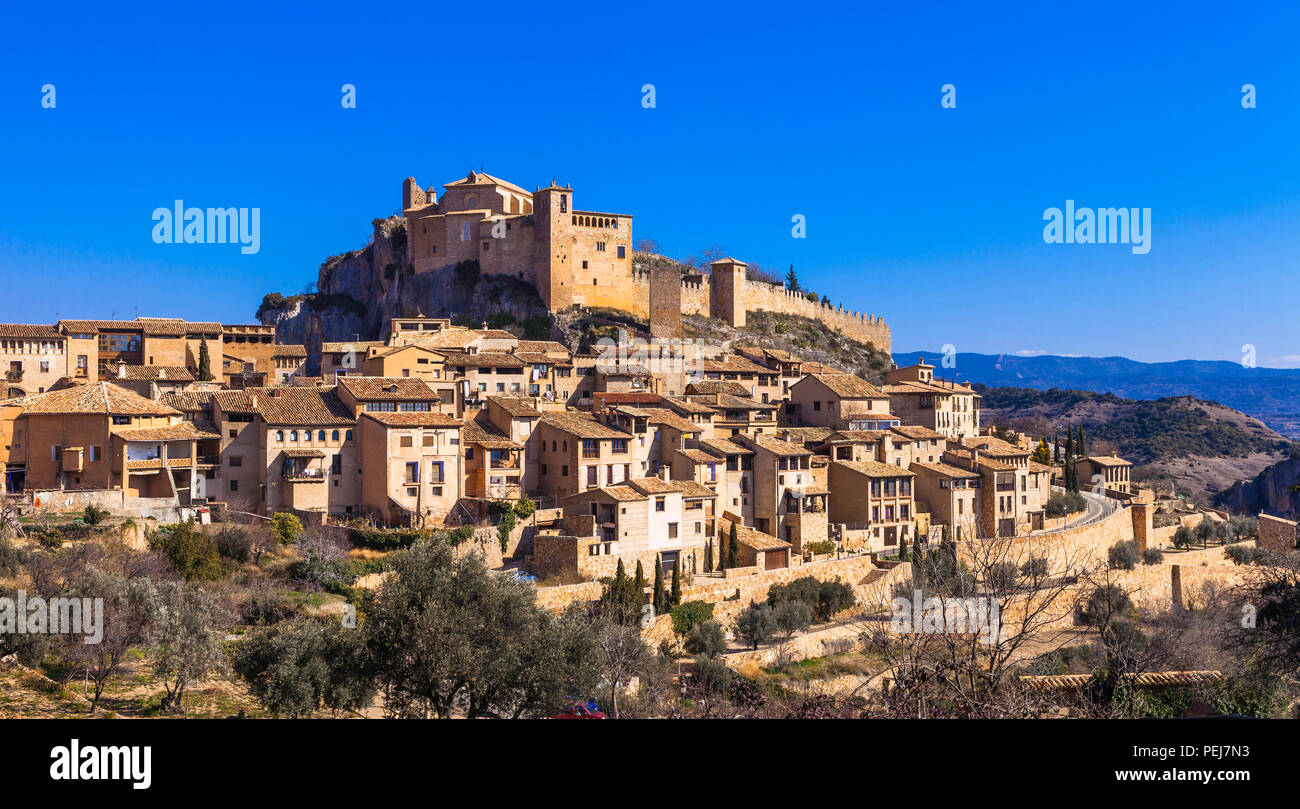Malerische Dorf Alquezar, Ansicht mit traditionellen Häusern und Altes Schloss, Spanien. Stockfoto