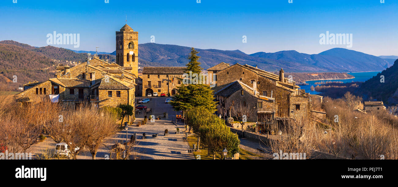 Schöne Ainsa Dorf, mit alten casthedral, Häuser und Berge, Spanien. Stockfoto
