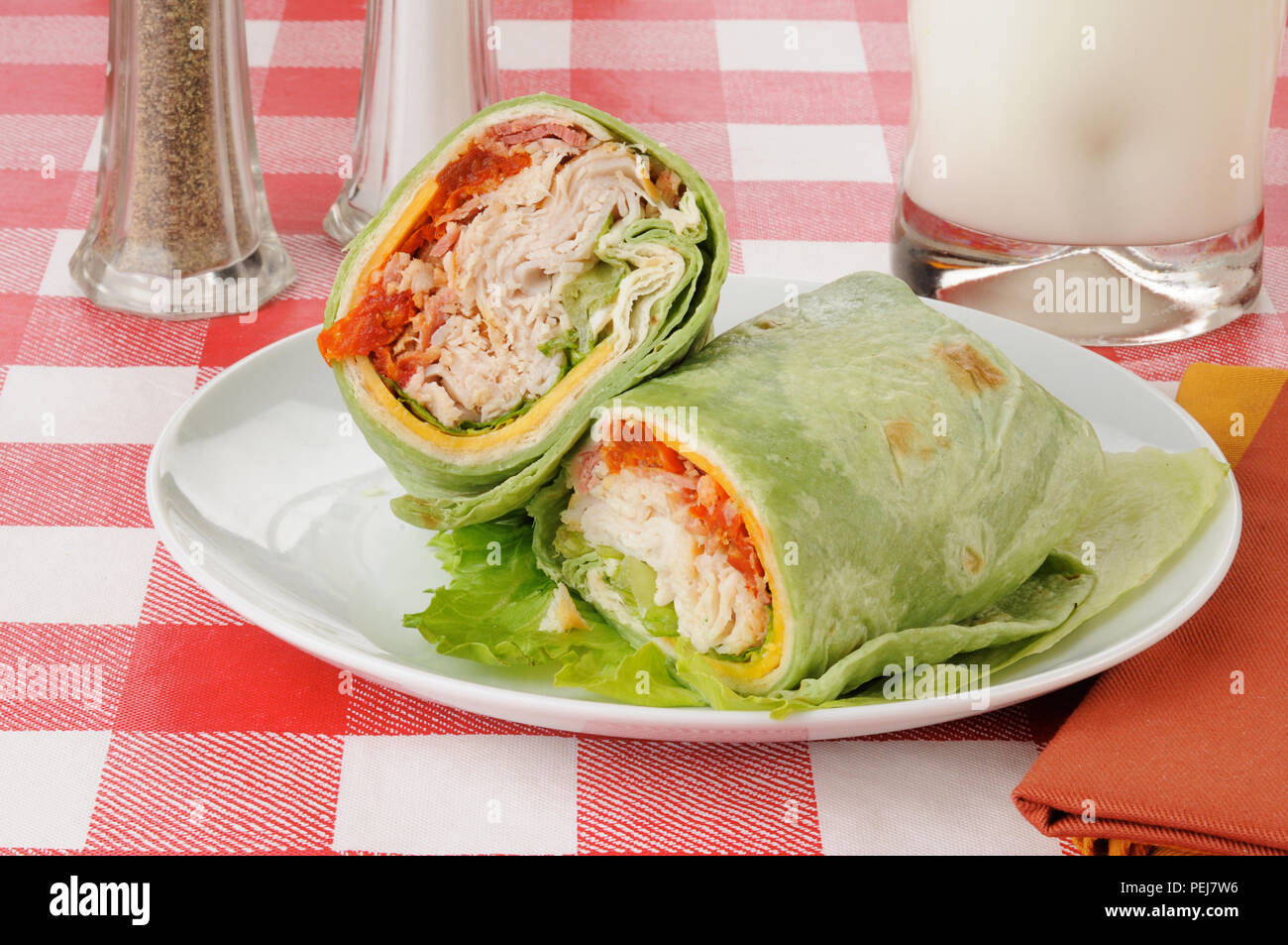 Eine Türkei club Wrap in Spinat tortilla Shells Stockfoto