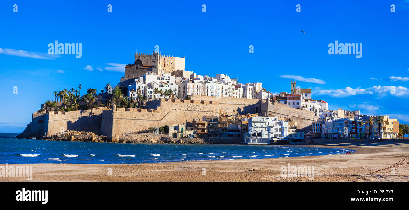 Schöne Peniscola Dorf, mit Blick auf die traditionellen weißen Häuser und alte Burg, Spanien. Stockfoto