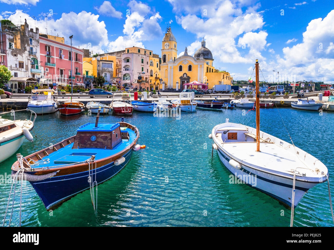 Wunderschöne Insel Procida, mit Blick auf die traditionellen Fischerboote und bunten Häusern, Kampanien, Italien. Stockfoto