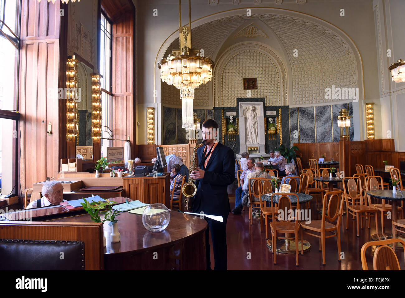 Live Musik im Cafe Restaurant des Prager Gemeindehaus Tschechische Republik Stockfoto