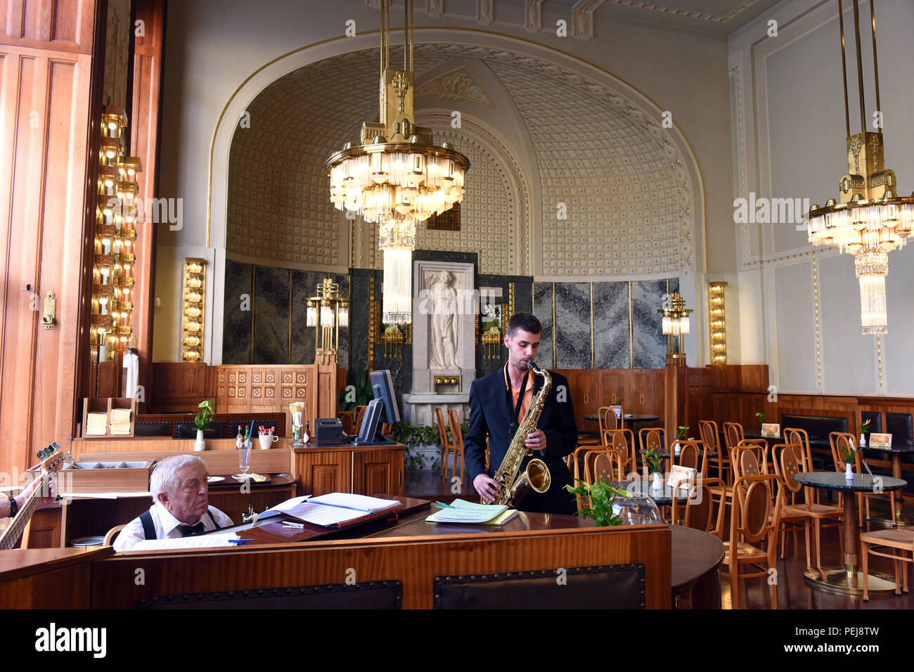 Live Musik im Cafe Restaurant des Prager Gemeindehaus Tschechische Republik Stockfoto