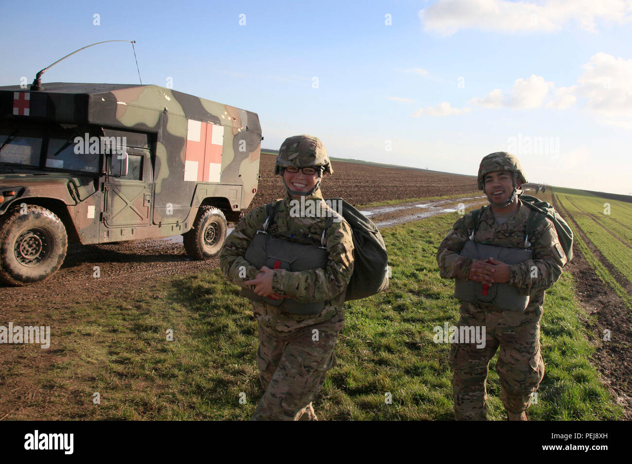 Us Army 1st Lieutenant Briana Bailey und Sgt. Robert Kennedy sind mit dem Fallschirm-in Punkt auf Alzey Drop Zone, Deutschland, Dez. 9, 2015 vorangegangen. Die 5 Quartiermeister Theater Antenne Lieferung Unternehmen bewirtete ihre 9 OTD Übung in diesem Geschäftsjahr. Der Auftrag umfasste zwei Tage in der Luft proficiency Training und einem fliegenden Ball und durchgeführt zu stärken alliierte Beziehungen und militärische Manöver. (Foto: Staff Sgt. Rachel M. Copeland/Freigegeben) Stockfoto