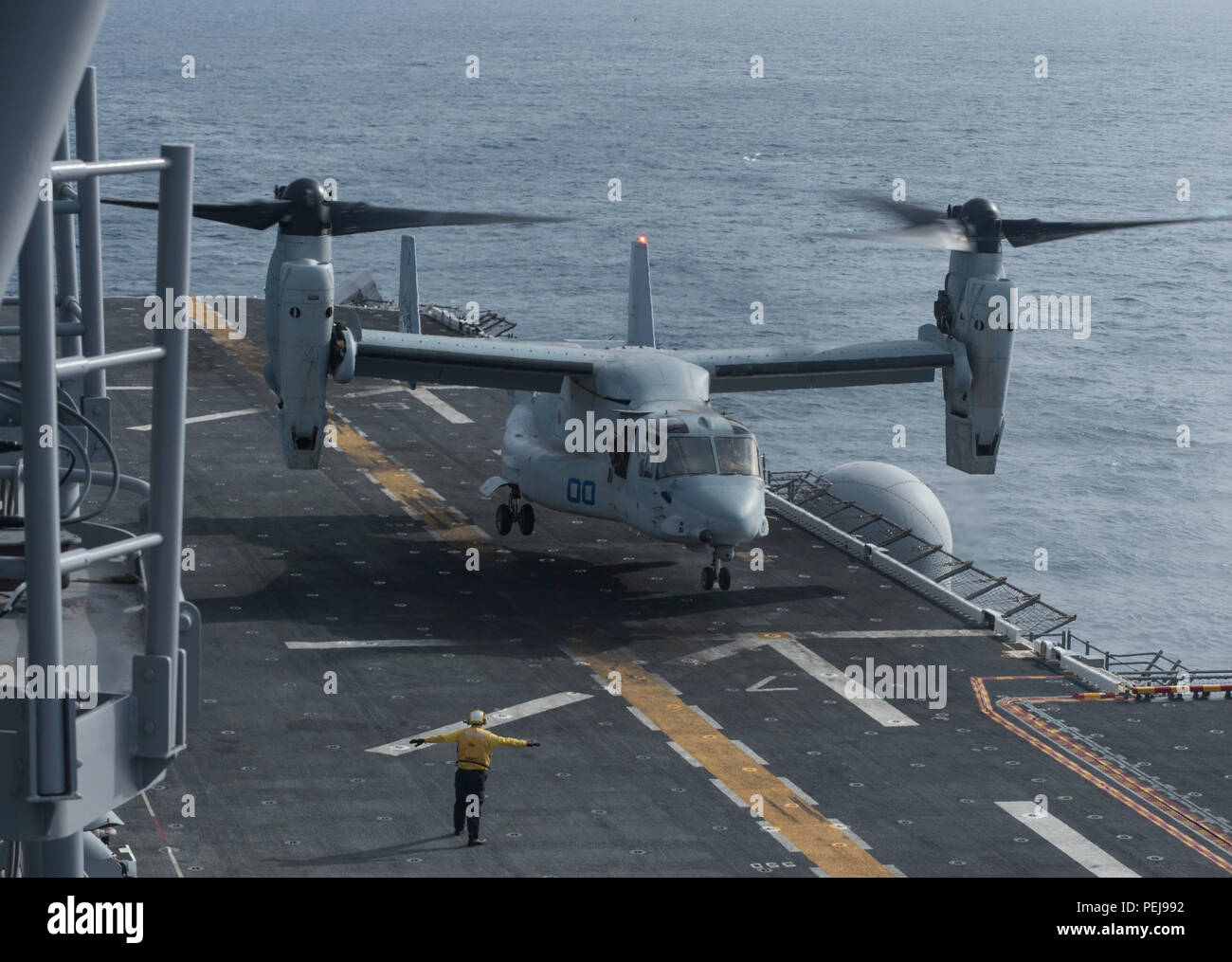 151204-N-Jahre 245-163 PAZIFISCHEN OZEAN (31. 4, 2015) Eine MV-22 Osprey, zugeordnet zu den mittleren Tilt rotor Squadron (VMM) 166 (Verstärkte, landet auf dem Flugdeck der Amphibisches Schiff USS Boxer (LHD4). Der Boxer Amphibious Ready Group (ARG) bereitet zu erhalten unterwegs, um eine Zertifizierung (certex). CERTEX ist die abschließende Bewertung des 13 Marine Expeditionary Unit (13. MEU) und Boxer ARG vor der Bereitstellung und soll ihre Bereitschaft, integrierten Missionen im gesamten Spektrum militärischer Operationen durchzuführen, zu zertifizieren. (U.S. Marine Foto von Mass Communication Specialist Naht Stockfoto