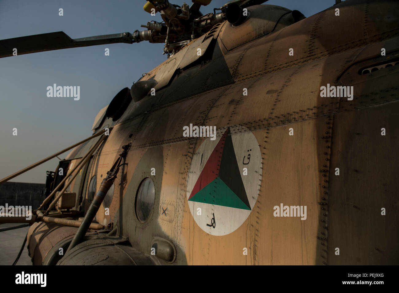 Einen afghanischen Luftwaffe Mi-17 Hubschrauber sitzt auf der Flightline an Hamid Karzai International Airport, Kabul, Afghanistan, Dez. 7, 2015. Die Mi-17 ist ein ausgereiftes Waffensystem, bildet das Rückgrat der afghanischen Luftwaffe. (U.S. Air Force Foto: Staff Sgt. Corey Haken/Freigegeben) Stockfoto