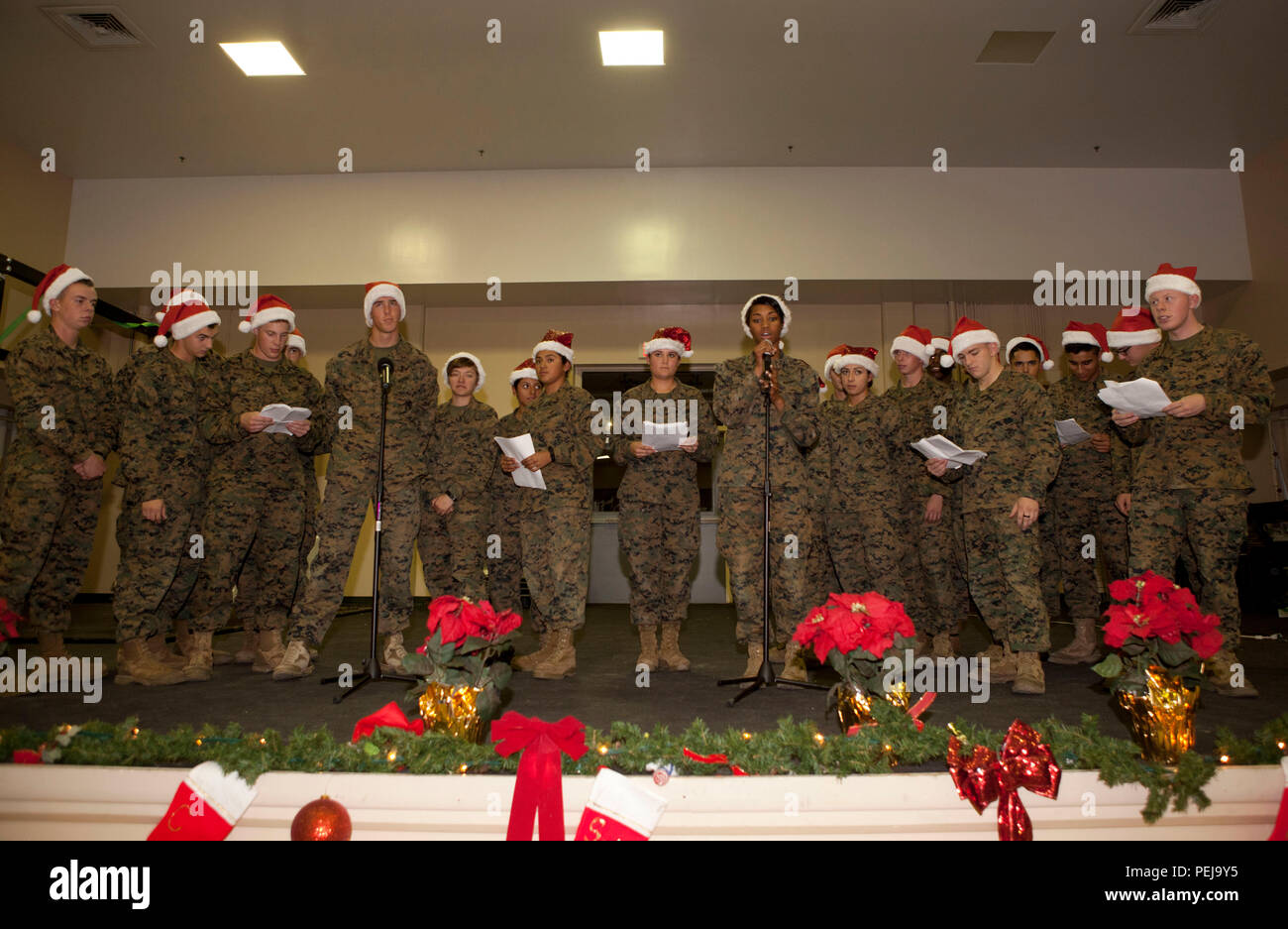 Studenten der Marine Corps Combat Service Support Schulen (MCCSSS) singen Weihnachtslieder während des MCCSSS Baum Beleuchtung Zeremonie an Bord Camp Johnson, N.C., Dez. 3, 2015 statt. In den Dienst derer, die in der Vergangenheit, der Gegenwart und der Zukunft zu ehren, und die Weihnachtszeit zu feiern, MCCSSS durchgeführt, um die jährlichen Beleuchtung der Weihnachtsbaum. (U.S. Marine Corps Combat Kamera Foto von Cpl. Laura Mercado/freigegeben) Stockfoto