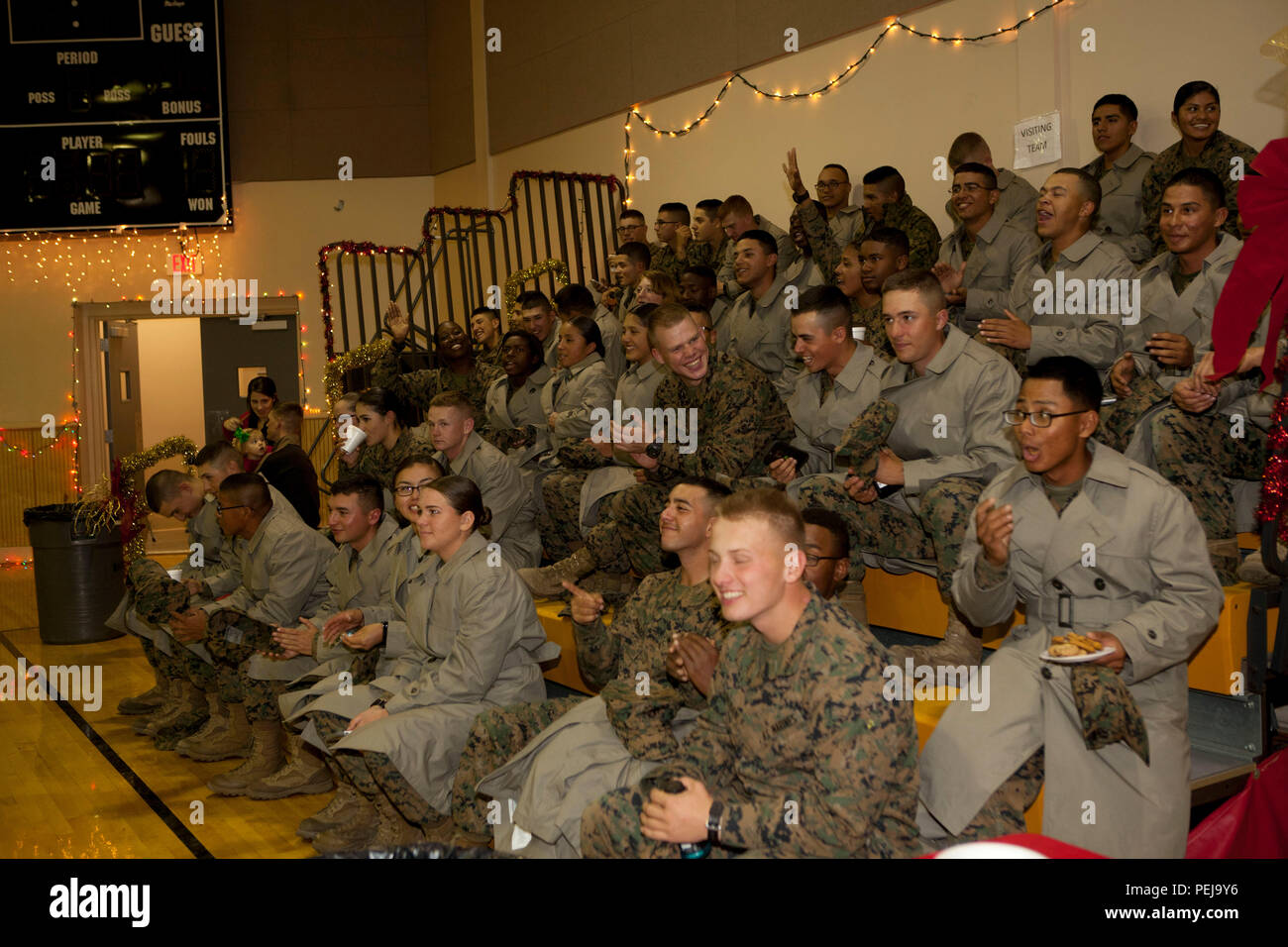 Studenten der Marine Corps Combat Service Support Schulen (MCCSSS) singen Weihnachtslieder während des MCCSSS Baum Beleuchtung Zeremonie an Bord Camp Johnson, N.C., Dez. 3, 2015 statt. In den Dienst derer, die in der Vergangenheit, der Gegenwart und der Zukunft zu ehren, und die Weihnachtszeit zu feiern, MCCSSS durchgeführt, um die jährlichen Beleuchtung der Weihnachtsbaum. (U.S. Marine Corps Combat Kamera Foto von Cpl. Laura Mercado/freigegeben) Stockfoto