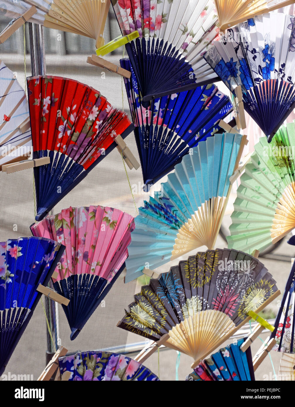 Farbenfrohe traditionelle japanische Fans zum Verkauf beim jährlichen Powell Street Festival in Japantown, Vancouver, BC, Kanada Stockfoto