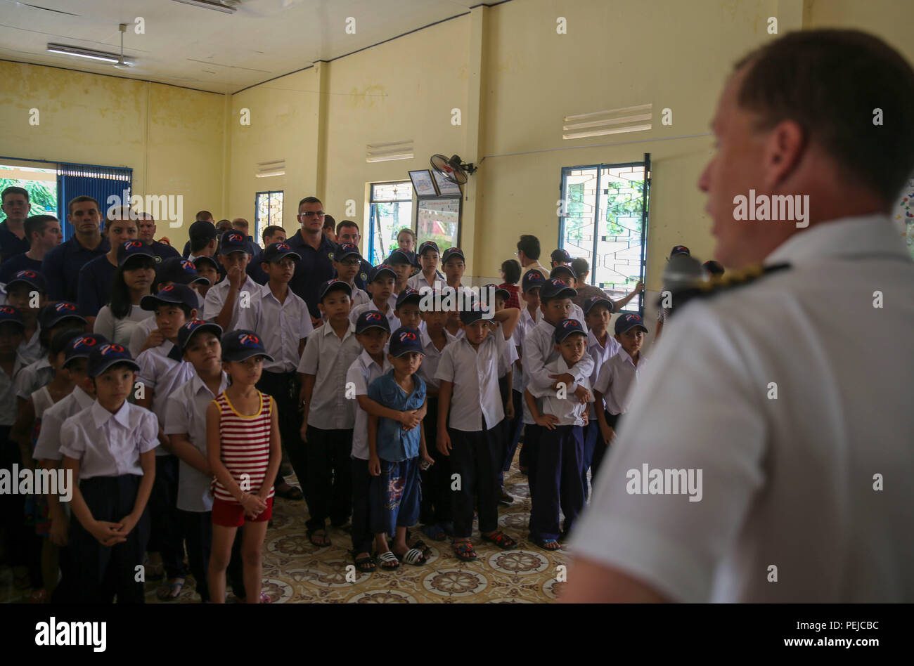 DA NANG, Vietnam (27. August 2015) Kapitän Chris Engdahl, der Befehlshaber der Pazifischen Partnerschaft 2015, hält eine Rede, in der Erkenntnis Seabees mit amphibischen Bau-Bataillon ein und Flieger mit 554th RED HORSE-Geschwader für ihre Renovierungsarbeiten an der City of Hope, einem benachteiligten Kinderzentrum im Pazifischen Partnerschaft 2015. Das Lazarettschiff USNS Mercy (T-AH 19) ist derzeit in Vietnam für seine vierte Mission Hafen PP15. Pazifische Partnerschaft ist in seiner 10. Iteration und ist die größte jährliche multilaterale humanitäre Hilfe und Disaster Preparedness Hilfsmission in durchgeführt Stockfoto