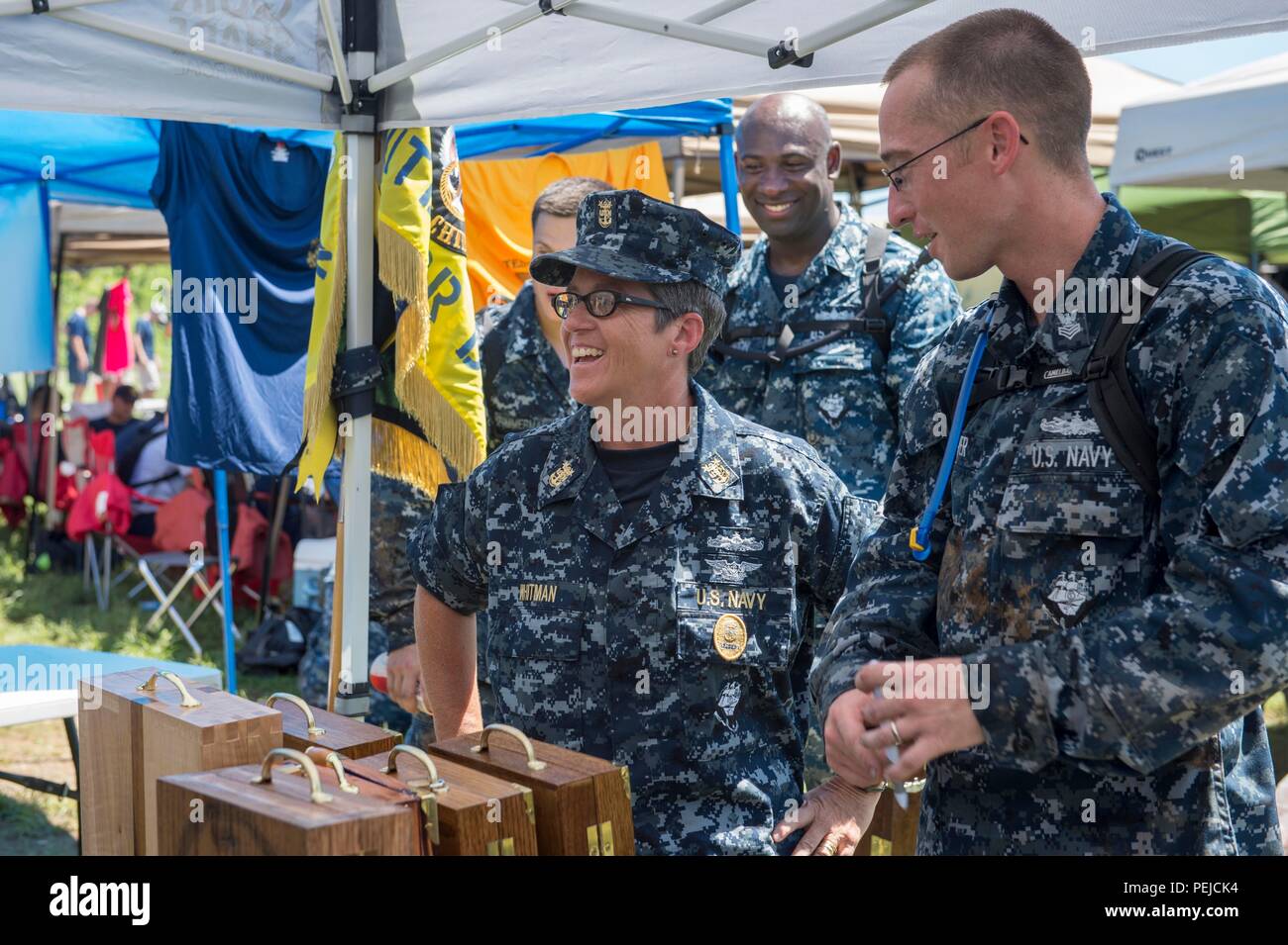 150827-N-YW 024-235 Kaneohe Bay, Hawaii (Aug. 27, 2015) US Pacific Fleet Force Master Chief Suz Whitman trifft sich mit Chief wählt aus Befehle über Hawaii während des 15. jährlichen Insel große Flotte Marine Force Challenge auf der Marine Corps Base Hawaii. Whitman nahm die Stelle wie oben eingetragen Sailor in der pazifischen Flotte, Aug 14. Die FMF Herausforderung ist so konzipiert, dass Kameradschaft und Teamarbeit unter den Chief zu bauen auswählt und ihnen zu helfen, in der Offiziersmesse Häuptlinge' integrieren. (U.S. Marine Foto von Mass Communication Specialist 3. Klasse Katarzyna Kobiljak/Freigegeben) Stockfoto