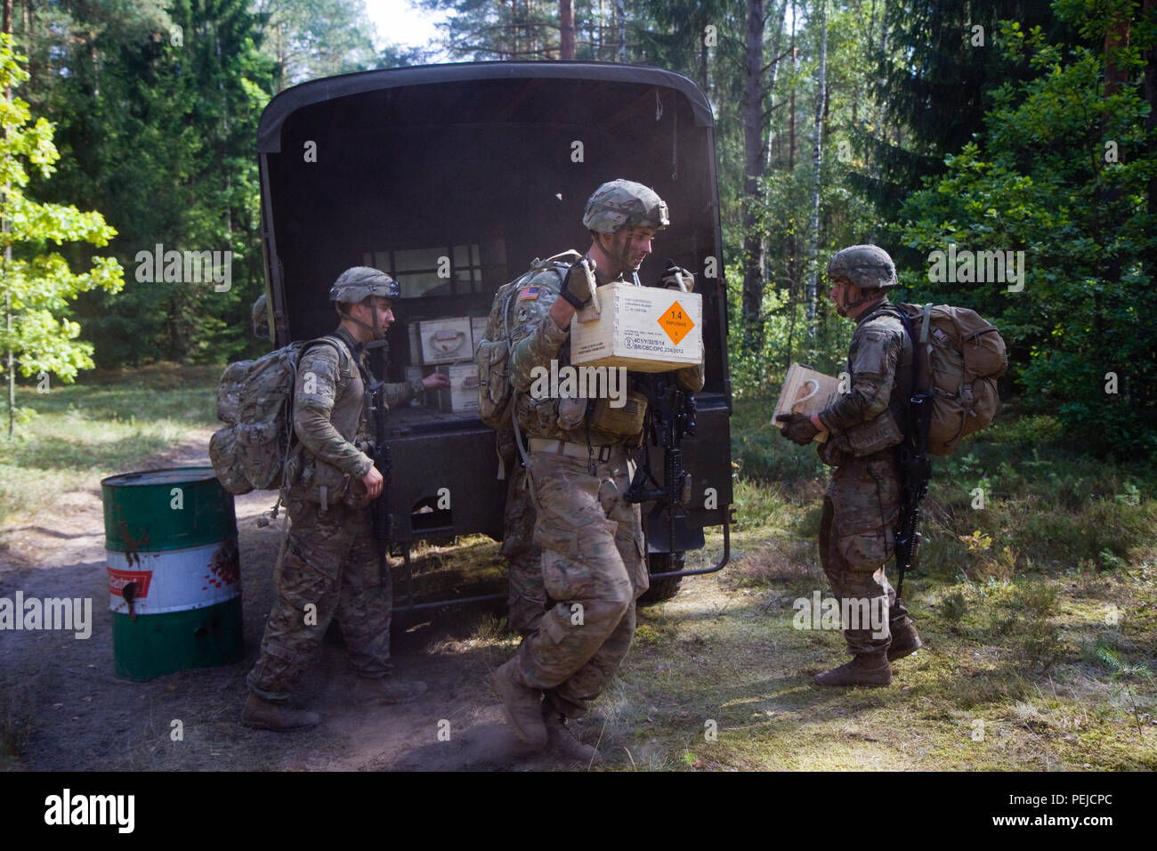 Vereinigte Staaten Armeesoldaten, Dog Company, 1. Bataillon zugewiesen, Transportkisten 503. Infanterieregiment, 173rd Airborne Brigade Muskel schwere Munition vom litauischen Landstreitkräfte und Fahrzeug, welches sie zum nächsten Punkt Be-/Entladung während der Abschlussveranstaltung der LLF besten Kader Wettbewerb nahmen sie Teil an der großen litauischen Hetman Jonusas Radvila Training Regiment in schieben mussten , in Rukla, Litauen, 27. August 2015. Unter den anderen Nationen im Wettbewerb waren Großbritannien, Polen, Litauen, Lettland und Dänemark. Der Wettbewerb wurde entwickelt, um Soldaten Fähigkeiten in einer Stockfoto