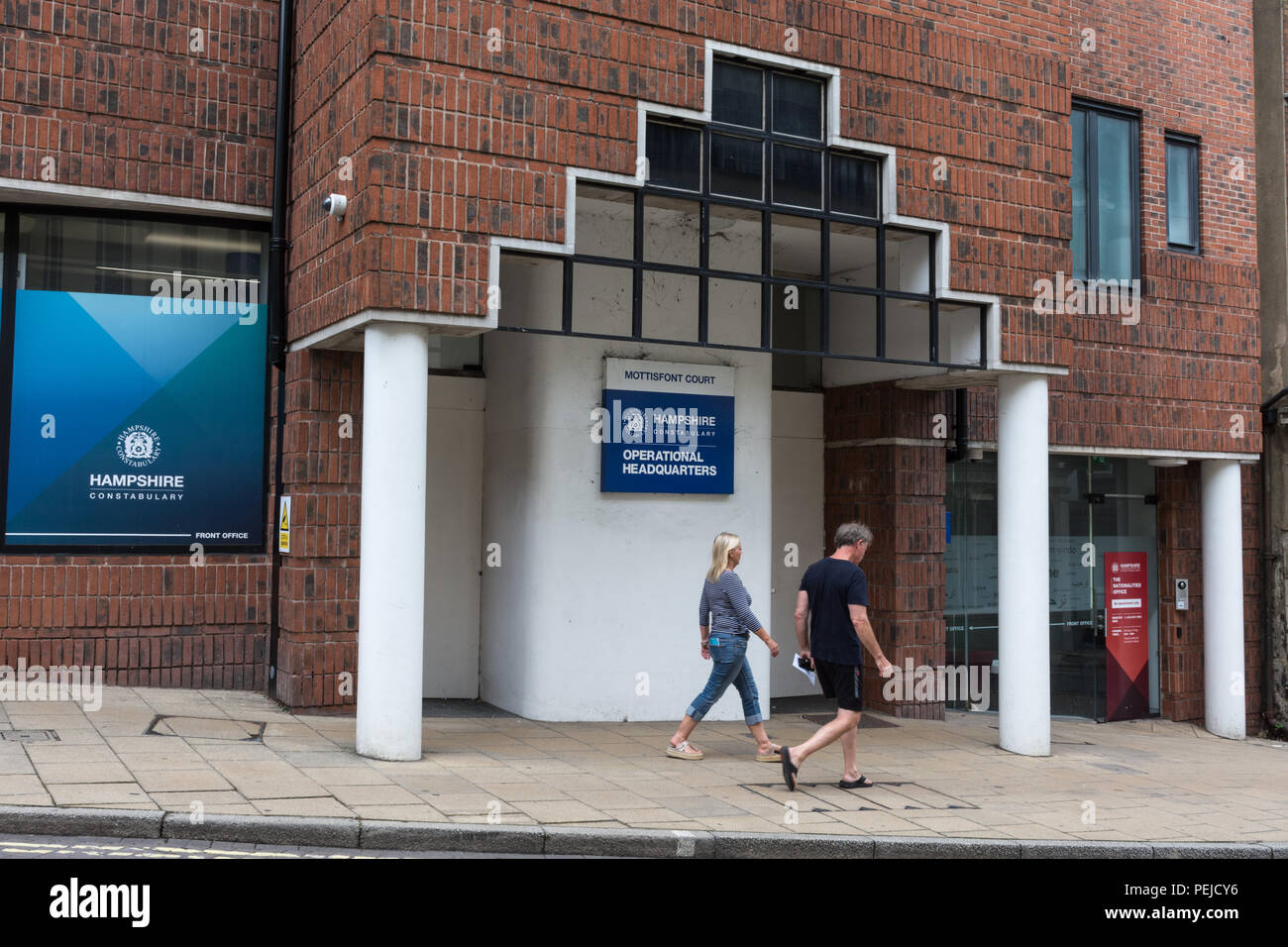 Die Außenseite des Winchester Central Police Station in Tower Street, Winchester, Hampshire, UK Stockfoto