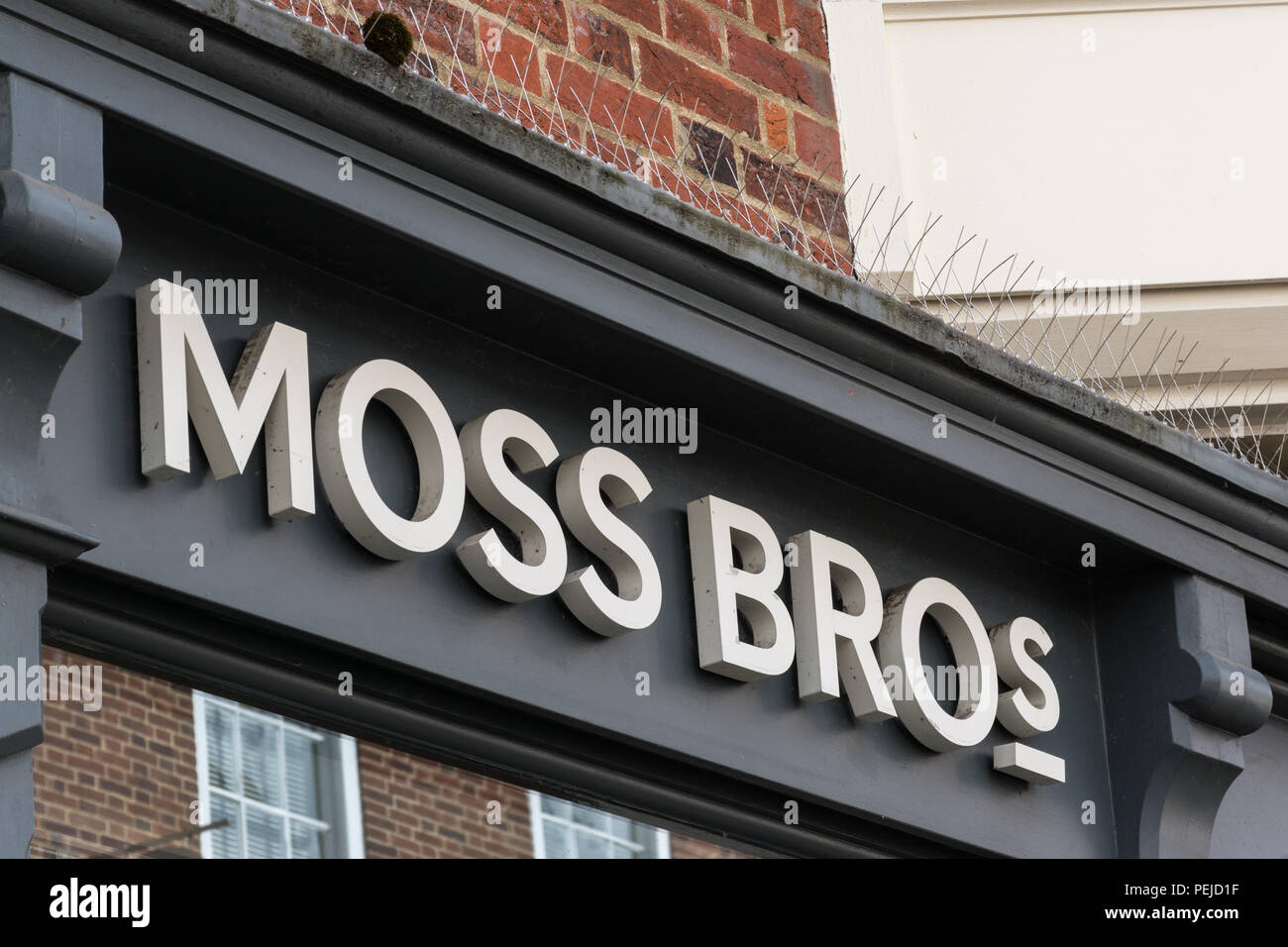Die Außenseite des Moss Bros High Street Shop, Einzelhändler der Herrenanzüge und formale Menswear Stockfoto
