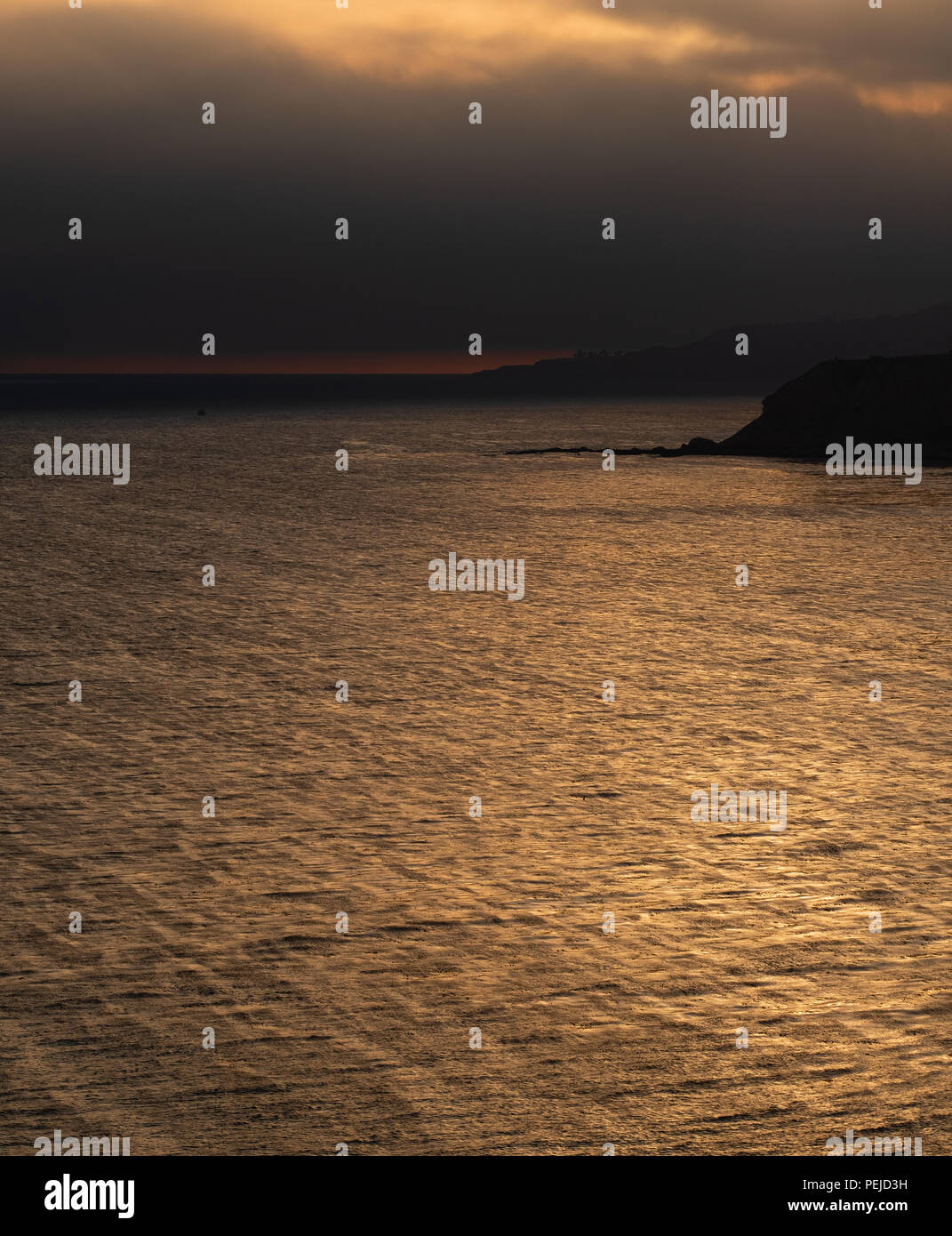 Die Leeren Kupfer Meer, ein Sonnenuntergang geschossen bis der Küstenlinie, von Point Fermin in San Pedro, CA Stockfoto