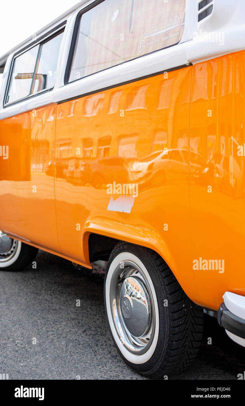 Minsk, Weißrussland, 14. August 2018 - Orange VW Typ 2 VW T2 auf der Straße geparkt, da der Transporter, Kombi oder Kleinbus, Bus oder Wohnmobil panel bekannt Stockfoto