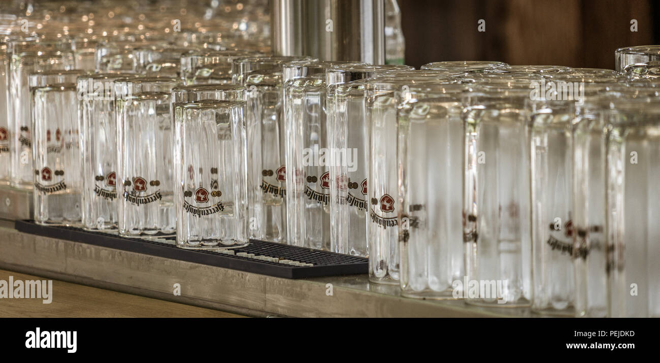 Hannover, Niedersachsen, 5. Juli 2018: Leer gewaschen saubere Gläser der  Marke "Herrenhäuser" auf eine Bar für die Abfüllung von Bier am Maschsee  Festival in Stockfotografie - Alamy