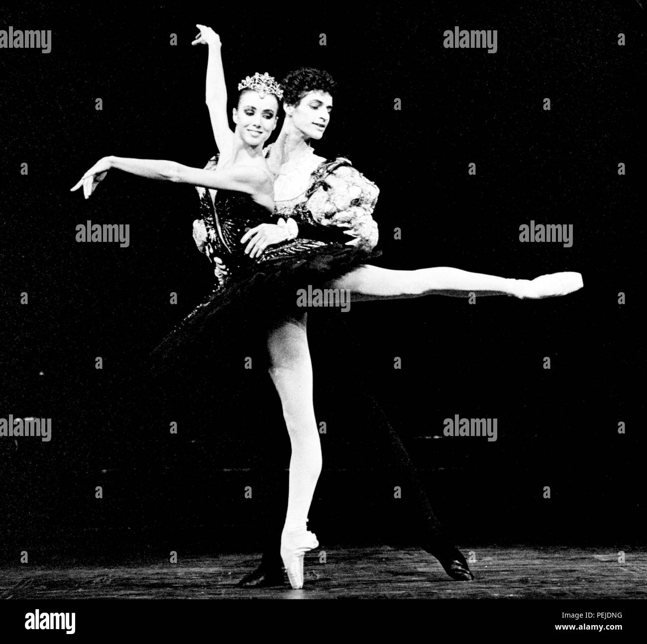 Französische Ballerina Sylvie Guillem mit Jonathan Cope in Schwanensee. Stockfoto