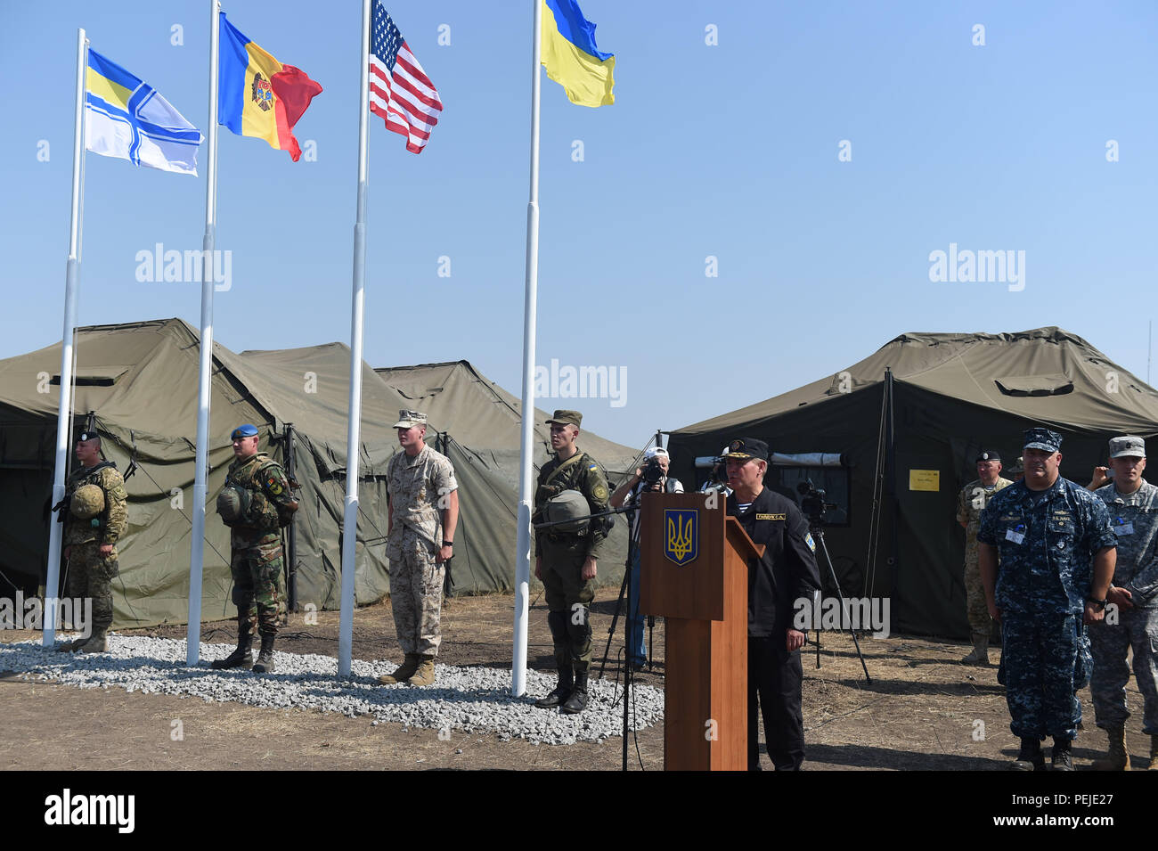 150831-N-FQ994-156 SHYROKYI LAN, Ukraine (31. August 2015) Vice Admiral Serhiy Hayduk, Befehlshaber der ukrainischen Marine bietet kurze Bemerkungen während der Meeresbrise 2015 Land Komponente Eröffnungsfeier in Shyrokyi Lan, Ukraine, Aug. 31. Sea Breeze ist ein Luft-, Land- und Seeverkehr Übung zur Verbesserung der Sicherheit im Seeverkehr, Sicherheit und Stabilität im Schwarzen Meer. (Foto: U.S. Navy Mass Communication Specialist 3. Klasse Robert S. Price/freigegeben) Stockfoto