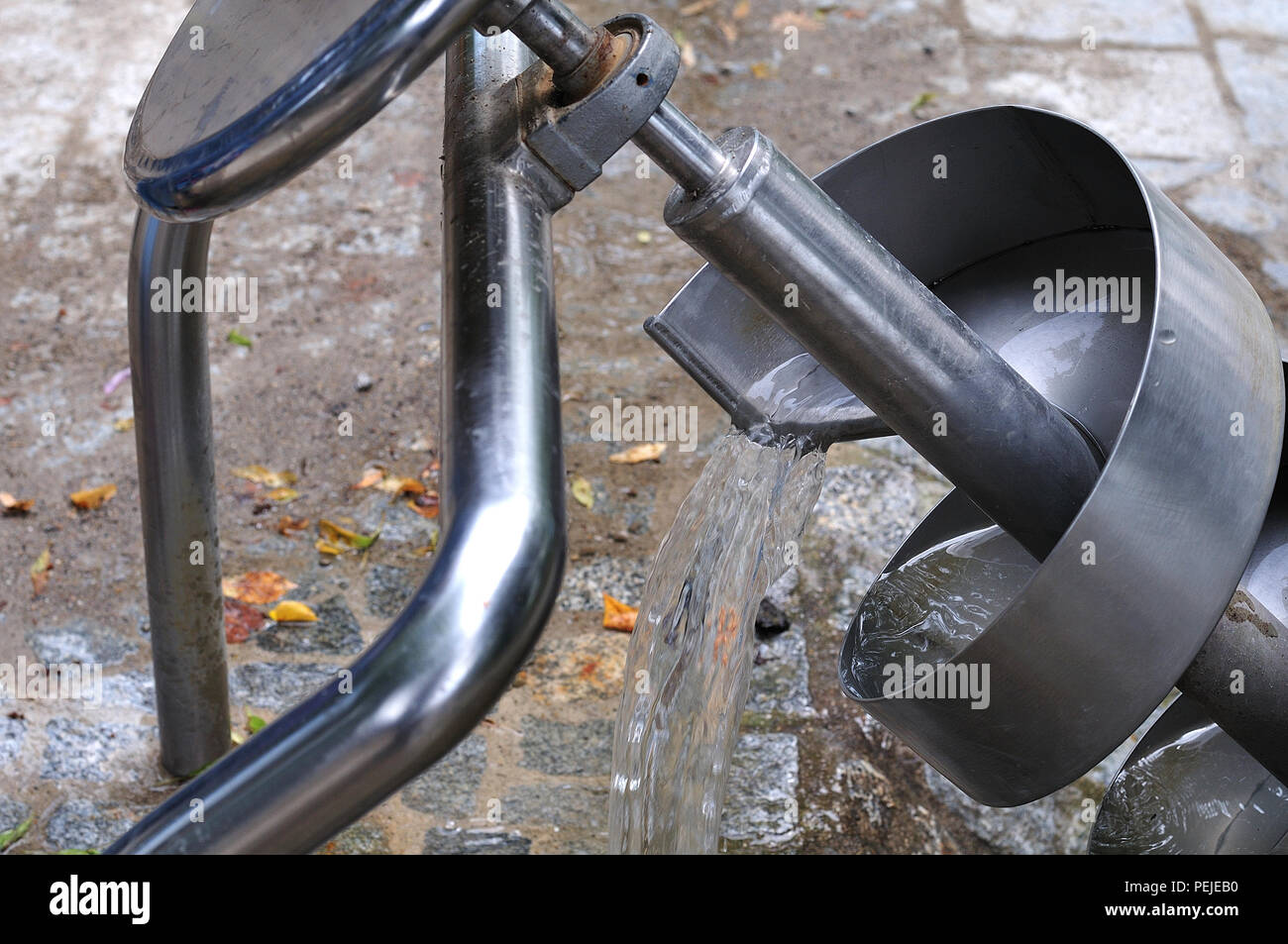 Archimedischen Schraube am Spielplatz gießt Wasser aus der helikalen Struktur Stockfoto