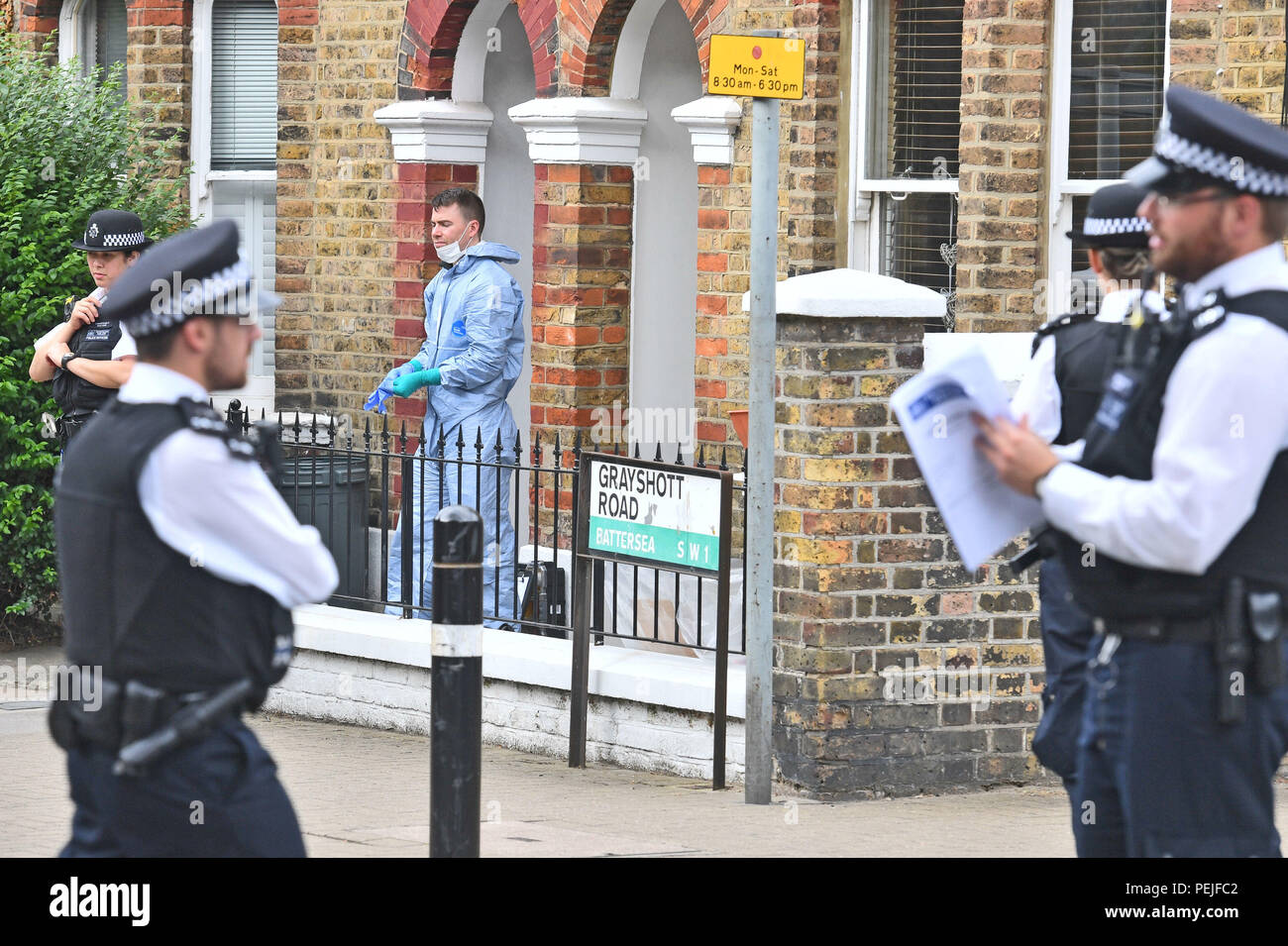 Polizei Tätigkeit außerhalb einer Eigenschaft auf grayshott Straße in Battersea, süd-westlich von London. Ein 40-jähriger Mann wegen des Verdachts auf Mord, nachdem eine Frau verhaftet wurde gefunden wurde tödlich erstochen, Scotland Yard hat gesagt. Stockfoto