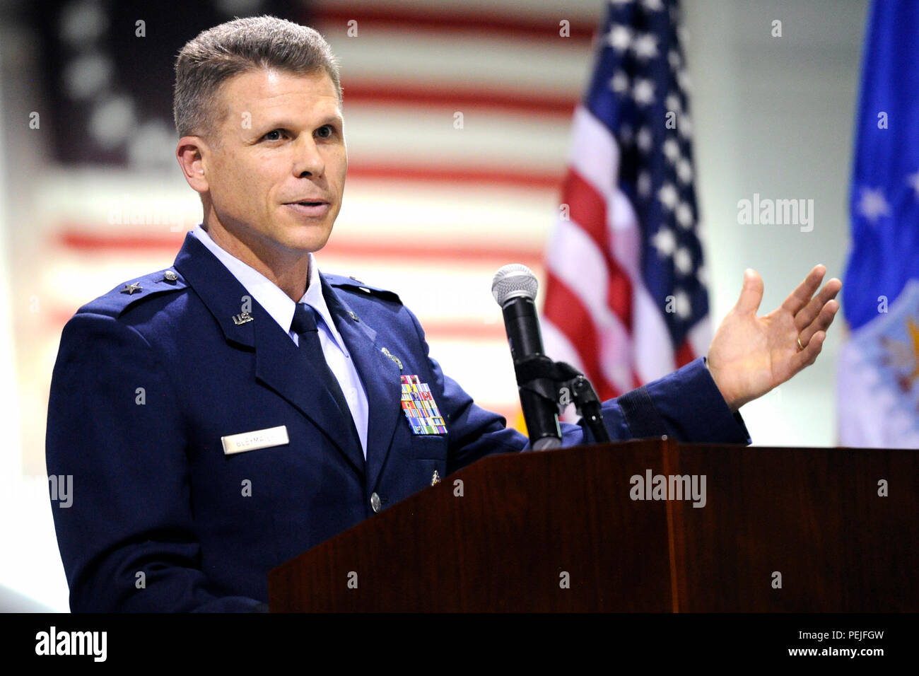 Brig. Gen. Steven Bleymaier, neue Ogden Air Logistics komplexe Commander, spricht mit einem Publikum von Fliegern, Zivilisten, Gemeinschaft Partner und staatlichen Würdenträger während der Ogden ALC Ändern des Befehls Zeremonie am Hil Ar Force Base in Utah, 12.08.31. Bleymaier, der zuvor als Direktor der Mitarbeiter an die Luft tritt Materiel Command Hauptquartier diente, sagte er uns auf ein Teil des Erfolgs von Team Hil- und Fortsetzung der "afsc Fahrt." (U.S. Air Force Foto von Paul Holcomb/Freigegeben) Stockfoto