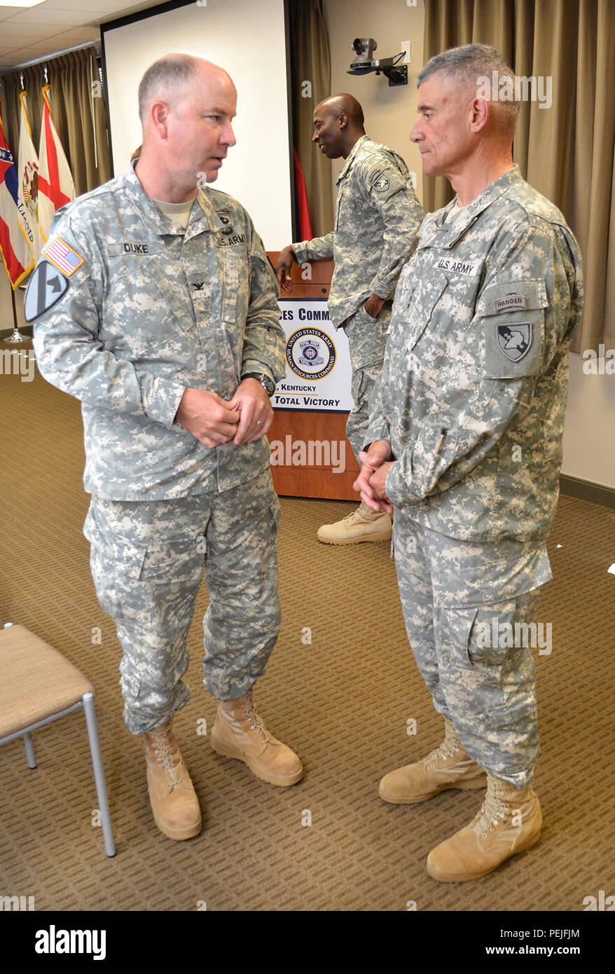 Generalleutnant Robert L. Caslen Jr. (rechts), der 59 Betriebsleiter der US-Militärakademie, bespricht Manning Probleme mit Oberst Eric Herzog, U.S. Army Humanressourcen Befehl Operations Support Division Chief, Maude Komplex auf Fort Knox, Ky., 12.08.20. Stockfoto