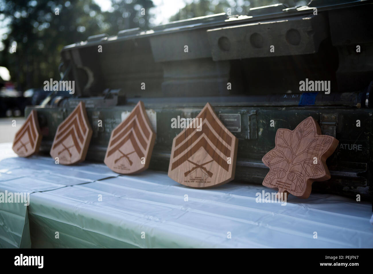 Gedenktafeln zu Ehren der Gefallenen US-Marines zugeordnet 2. Niedrige Höhe Air Defence Battalion (LAAD) sind auf eine Tabelle für die Anzeige während der Jahrestag der Einheit auf der Marine Corps Air Station Cherry Point, N.C., Aug 28., 2015. 2 LAAD beobachtet 29 Jahre Service mit einem Grill, Auszeichnungen und Berichte von ehemaligen Mitgliedern der Einheit. (U.S. Marine Corps Foto von Lance Cpl. Jodson B. Gräber/Freigegeben) Stockfoto