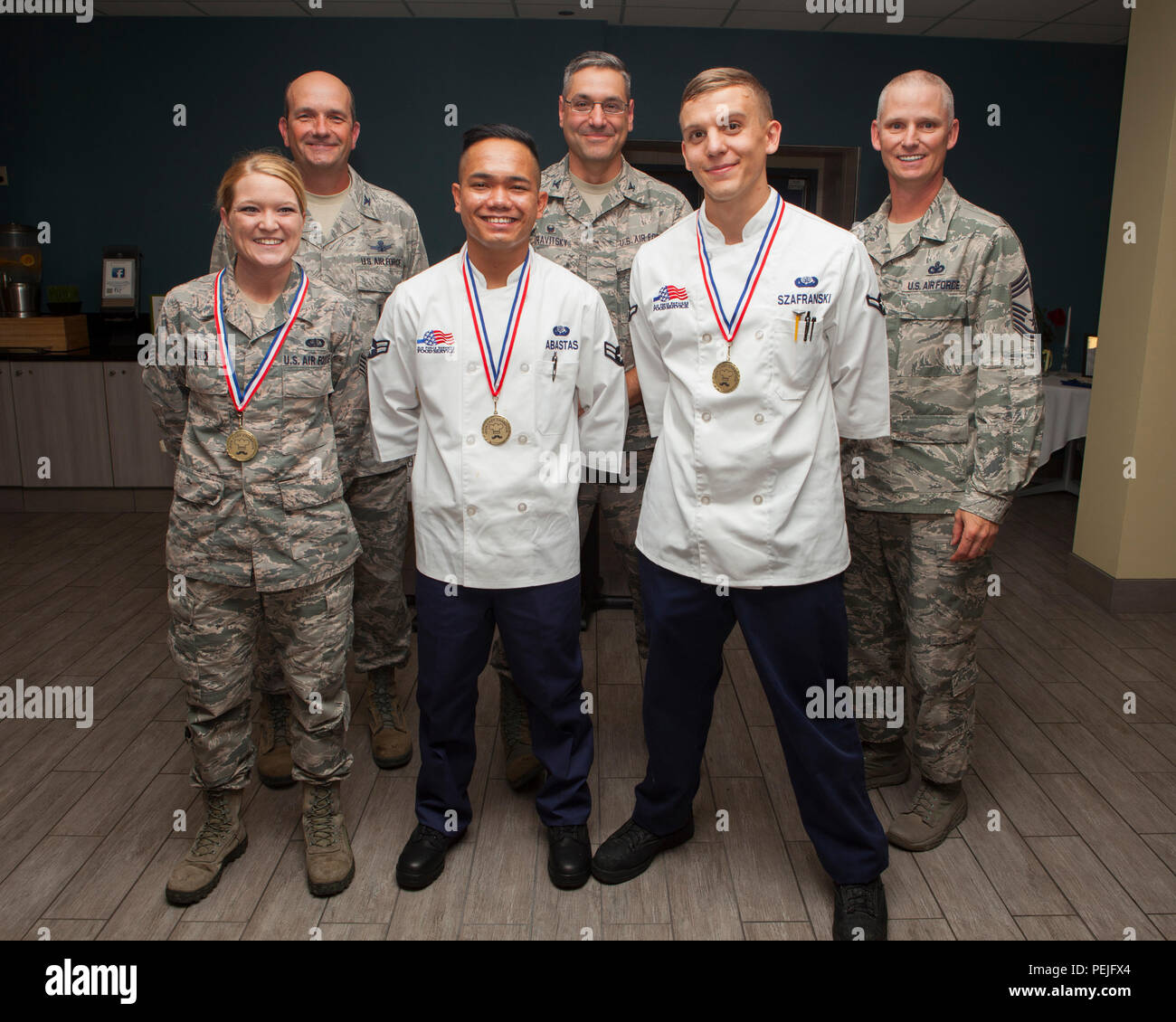 Staff Sgt. Shasta Ward, 90. Kraft Support Squadron Rakete Fütterung noncommissioned Officer verantwortlich, Flieger 1. Klasse Ruel Abastas, 90 FSS-rakete Koch, und Flieger Joseph Szafranski, 90 FSS food service Lehrling, posieren mit Oberst Trevor Feuerstein, 90. Wartung Kommandeur, Oberst Stephen Kravitsky, 90 Raketen Wing Commander, und Chief Master Sgt. John Facemire, 90. Mission unterstützt den Befehl Group Chief, nachdem er eine kulinarische Konkurrenz an den Chadwell Speisesaal auf ZB. Warren Air Force Base, Wyo. 27.08.2007 2015. Das Team wird in der globalen Streik gegen ot konkurrieren Stockfoto