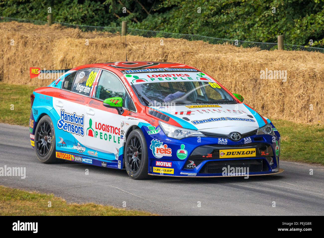 2018 Toyota Avensis BTCC Marktteilnehmer mit Fahrer Tom Ingram am Goodwood Festival 2018 von Geschwindigkeit, Sussex, UK. Stockfoto